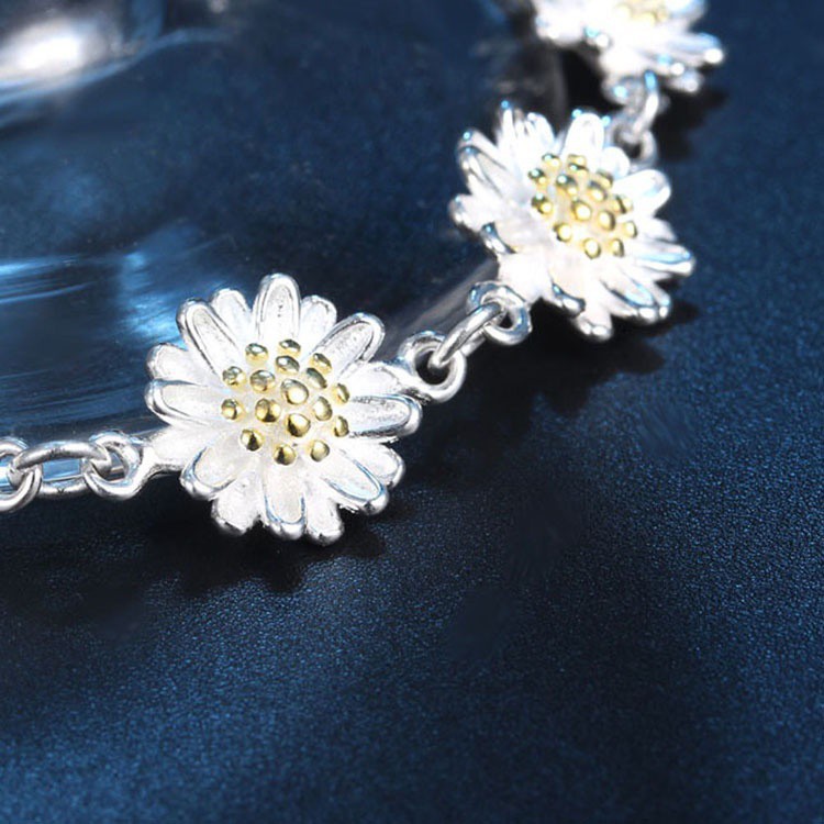 Lắc tay màu bạc đính hoa thiết kế dễ thương