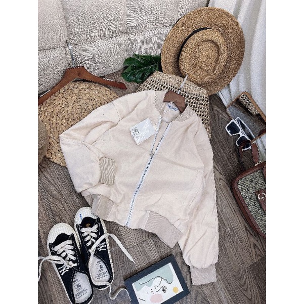 Áo khoác da lộn siêu đẹp, có 2 màu ạ