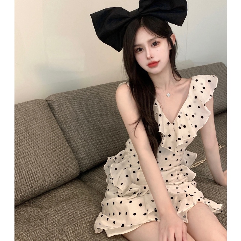 Đầm Sát Nách Cổ Chữ V Hở Lưng Họa Tiết Chấm Bi Phối Bèo Xinh Xắn