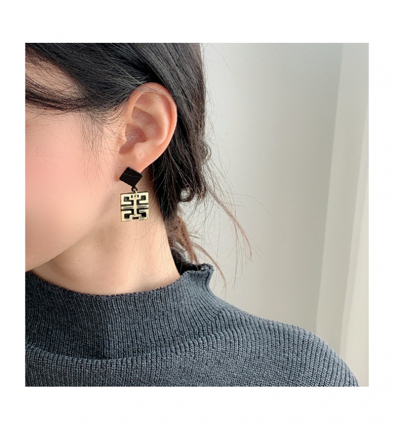 Hoa tai dáng dài thiết kế đơn giản thời trang 2023 cho nữ