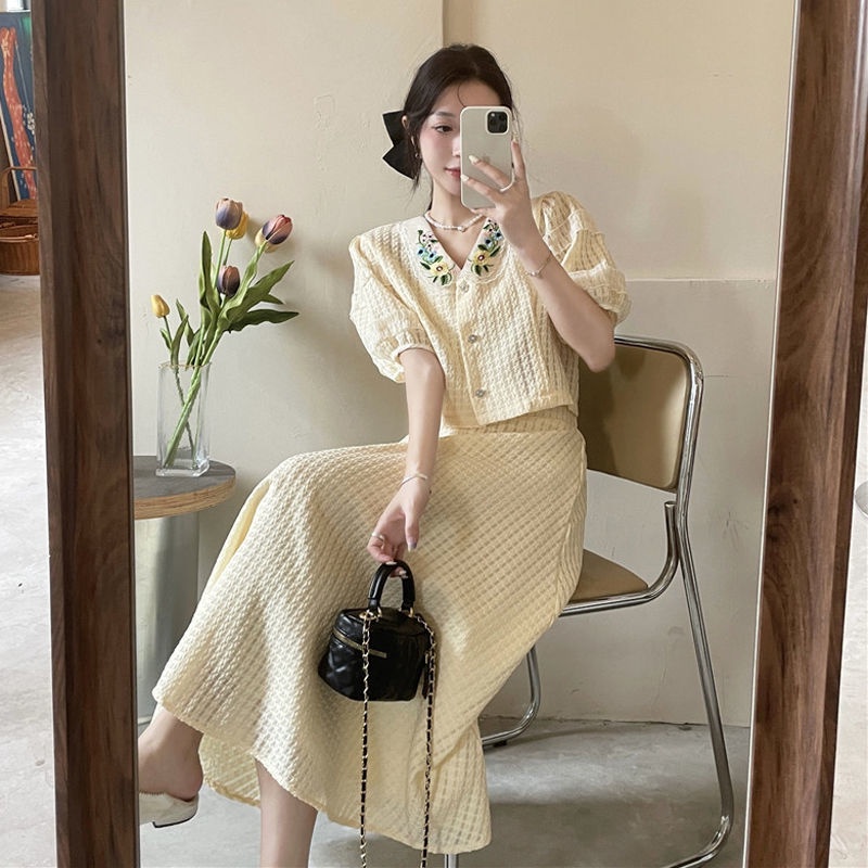 Set Áo Cổ Búp Bê Thêu Họa Tiết Phối Chân Váy Lưng Cao Thời Trang Mùa Hè 2022