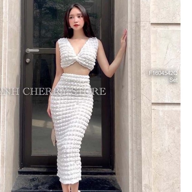 Set xốp trắng áo croptop xoắn ngực sát nách phối chân váy ôm xẻ tà sau dáng dài!