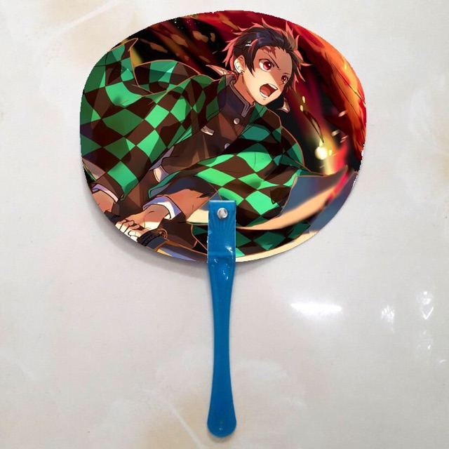 Quạt kamado tanjirou kimetsu no Yaiba in 2 mặt ảnh khác nhau cán màu ngẫu nhiên