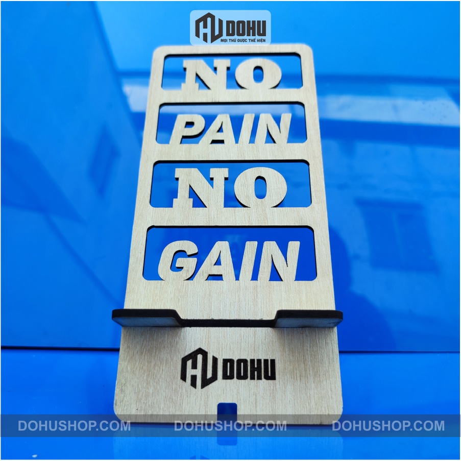 [No Pain No Gain] Giá đỡ điện thoại bằng gỗ kết hợp tranh slogan để bàn - Độc Lạ