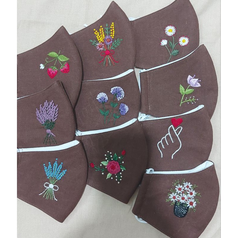 Khẩu trang linen thêu tay.