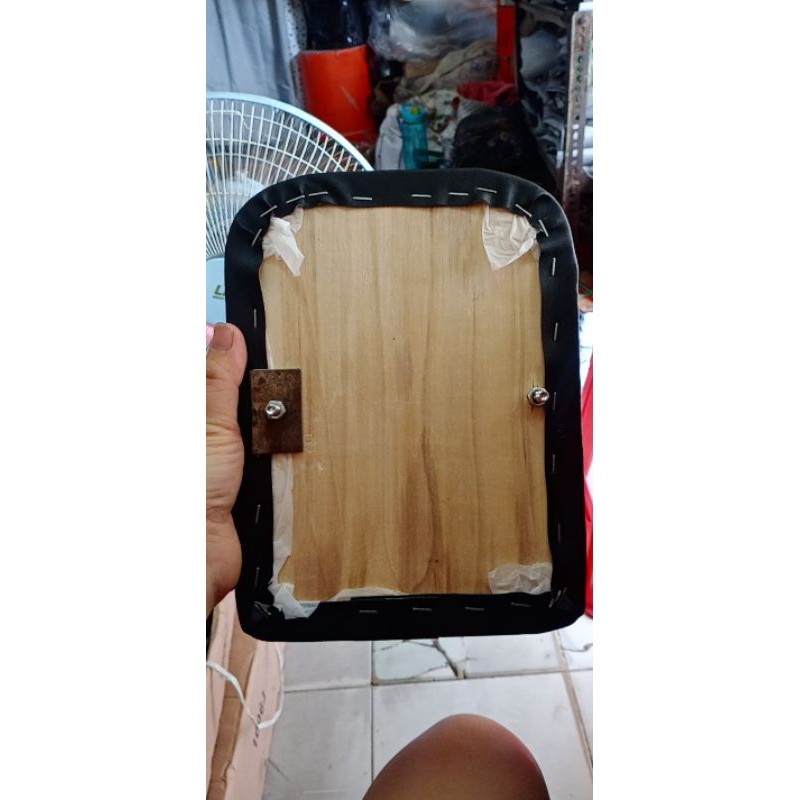 Yên sau cub én lùn