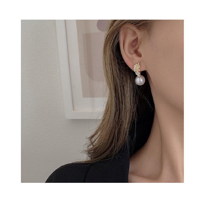 Khuyên tai hình lá cây đính đá và ngọc trai sang trọng