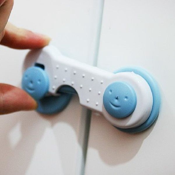 Khóa tủ lạnh an toàn cho bé