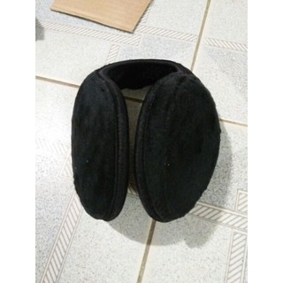 Bịt tai cho bé trai