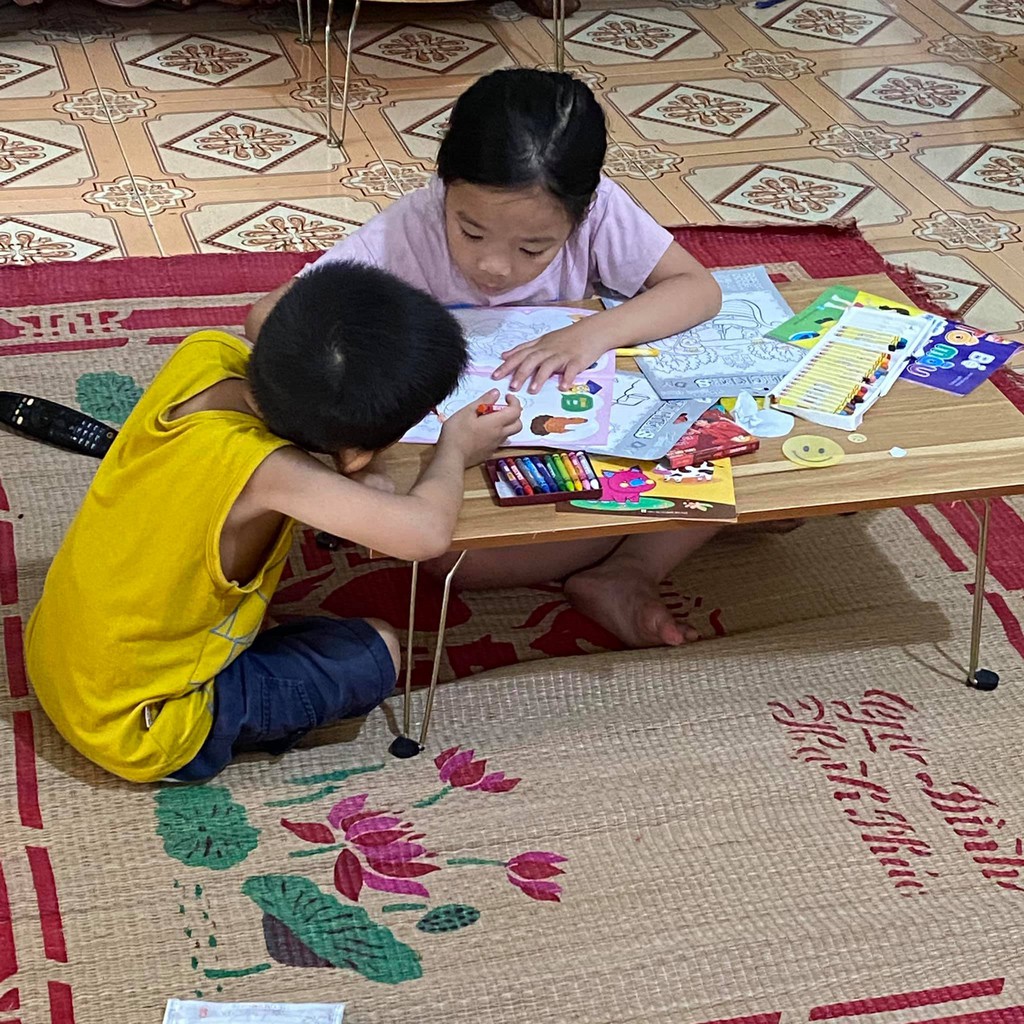 Bàn gấp gọn học sinh, sinh viên cỡ 40-60, 50- 70 chân bóp vàng to đại - Decor Nhà Xinh