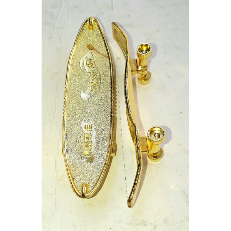 Một cái ván trượt mini mô hình bằng kim loại rất đẹp