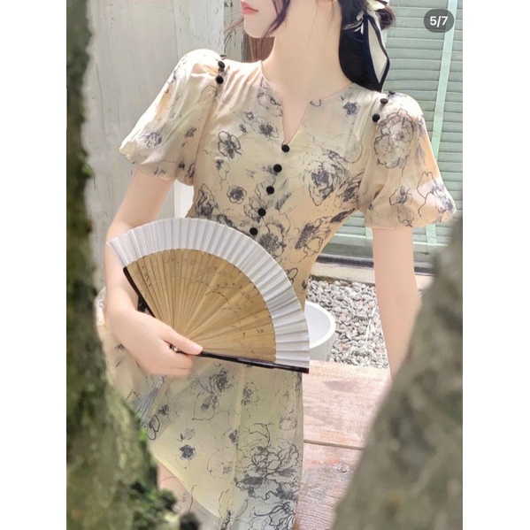 ĐẦM KEM HOA ĐEN MIDI NÚT TAY BỒNG XẺ TÀ