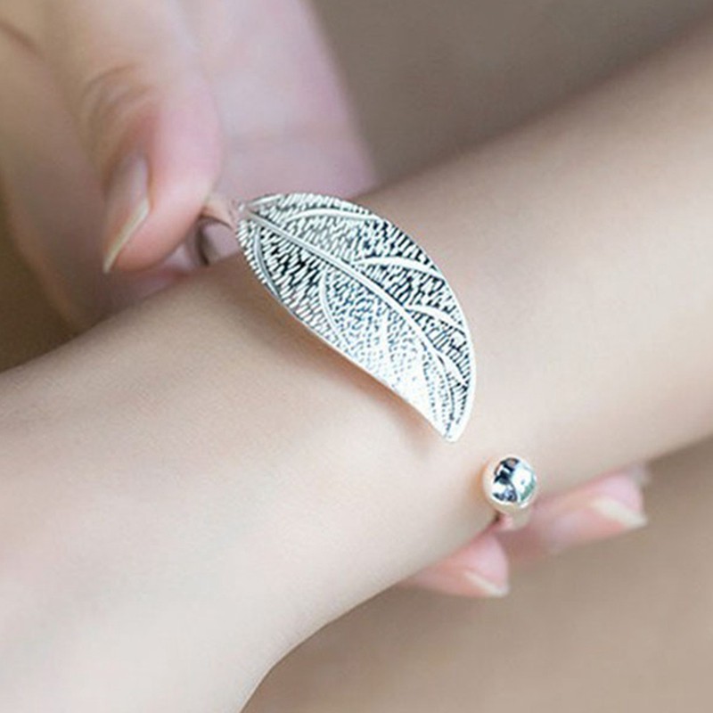 Vòng tay dạng hở màu bạc hình chiếc lá thiết kế dễ thương