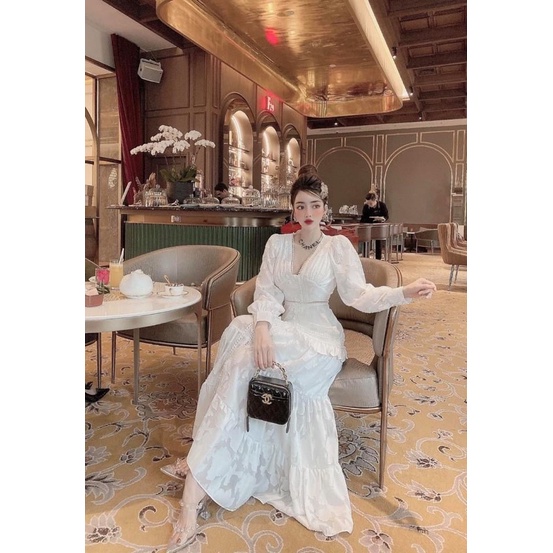 Váy trắng sẻ đùi