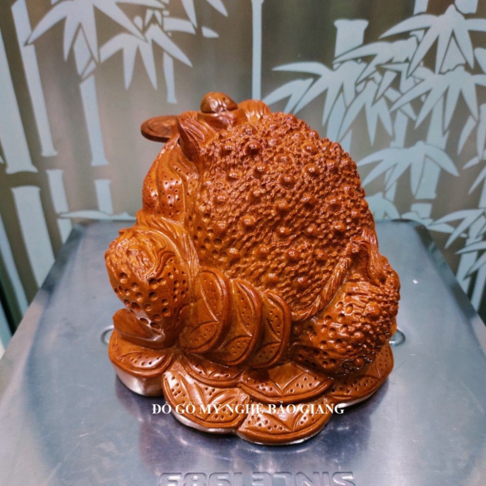 Tượng con cóc ngậm vàng hút tài lộc gỗ hương