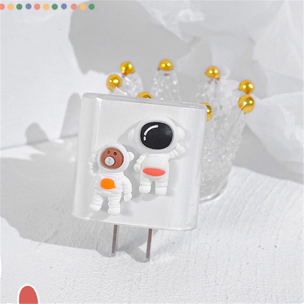 Phụ kiện bảo vệ đầu cáp sạc hình phi hành gia hoạt hình xinh xắn cho Iphone 18/20w