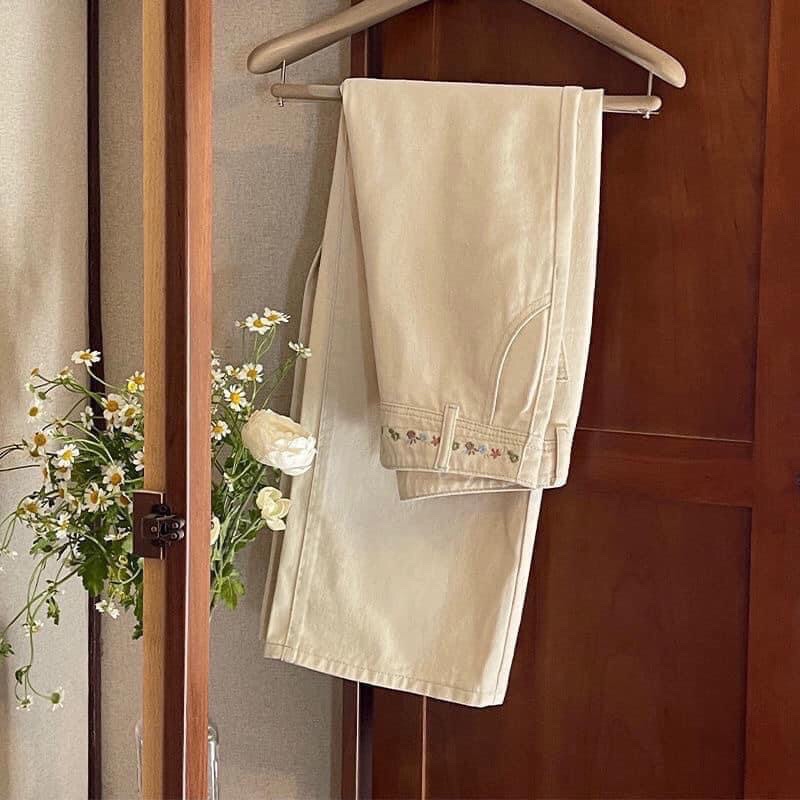 Quần jeans kaki ống suông dài màu trắng sữa thêu hoa phong cách Hàn Quốc Salyn KK01