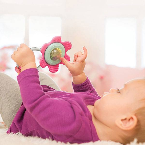 Gặm nướu hình bông hoa có chuỗi hạt vận động cho bé Infantino Shake & teethe gummy flower rattle