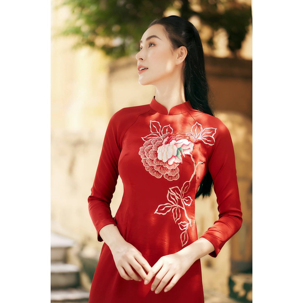Áo dài Đỏ thêu hoạ tiết thiết kế sang đẹp, hoa văn trẻ. Lụa tô châu co giãn, suôn mịn không nhăn nhàu. Áo dài Ngọc Trang