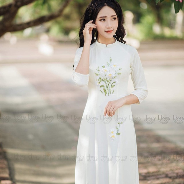 Áo trắng thêu hoa cúc