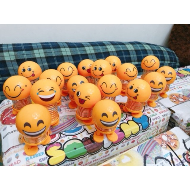 Emoji mặt cười lò xo nhún nhẩy