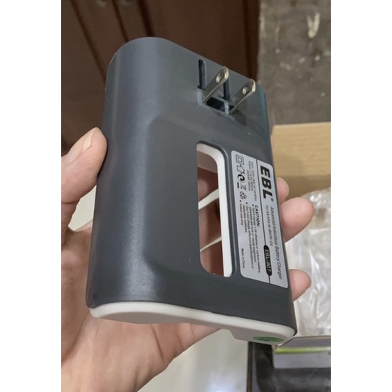 Máy sạc pin 4 viên EBL, dùng pin 2A, 3A. Máy có đèn hiển thị trạng thái pin hết, chai , đầy - sạc đầy tự ngắt bảo vệ