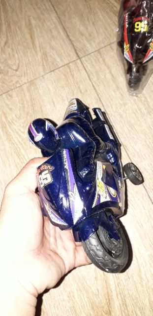 Chiếc xe mô tô mô hình bằng nhựa chạy chớn kích thước 22x15x8 cm