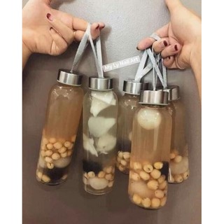 Bình thuỷ tinh đựng nước .