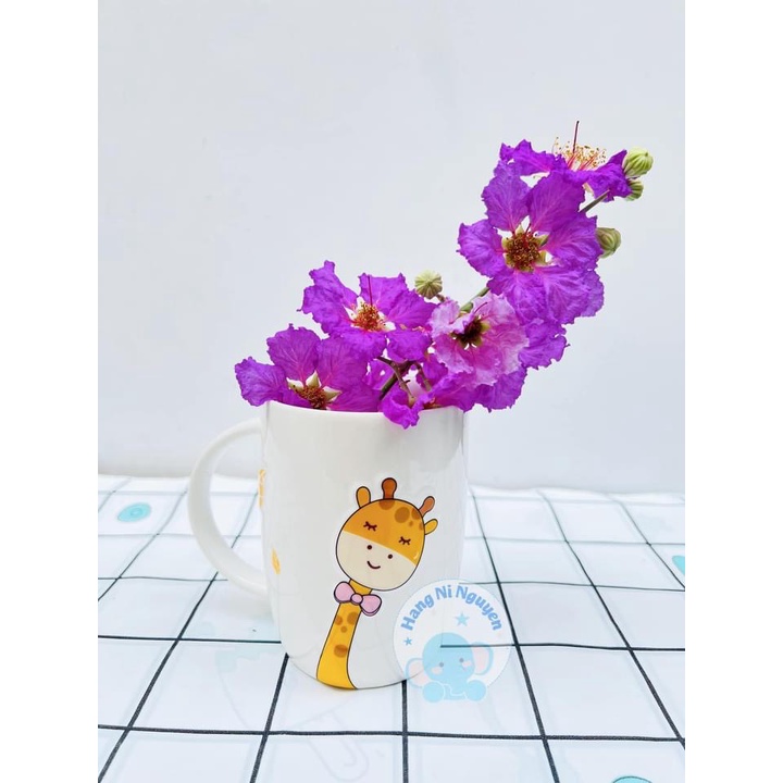 Ly sứ hình hươu cao cổ có nắp kèm muỗng (HKM abbott)