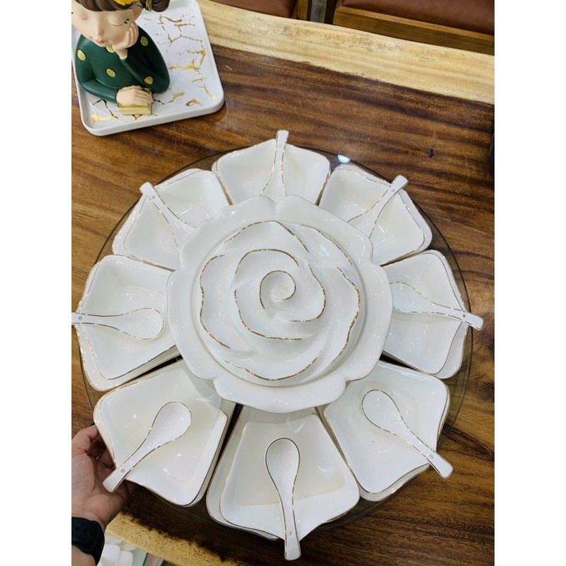 bộ đồ ăn hoa hồng vàng kim ( kèm bàn kính xoay)