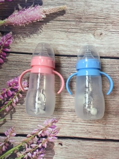 Bình sữa silicon cổ rộng núm ti siêu mềm có tay cầm và van chống sặc thể tích 150ml/240ml