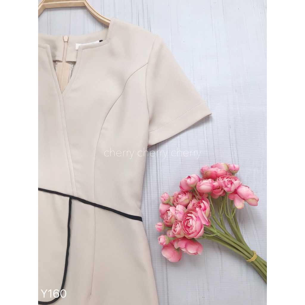 Váy văn phòng cổ V vạt eo tôn giáng tự tin