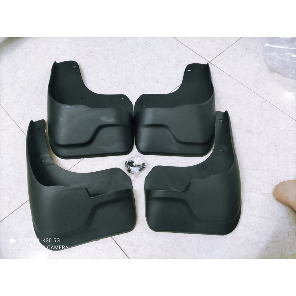 Bộ 4 Chắn Bùn Nhựa Dẻo Xe Toyota Innova 2006 đến 2021 kèm ốc vít  lắp vừa form xe, lắp đặt dễ dàng tại nhà