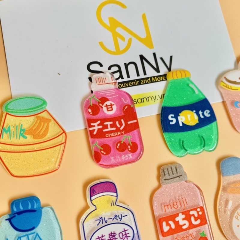 Nam châm tủ lạnh hình chai nước mini ngộ nghĩnh kích thước 3cm