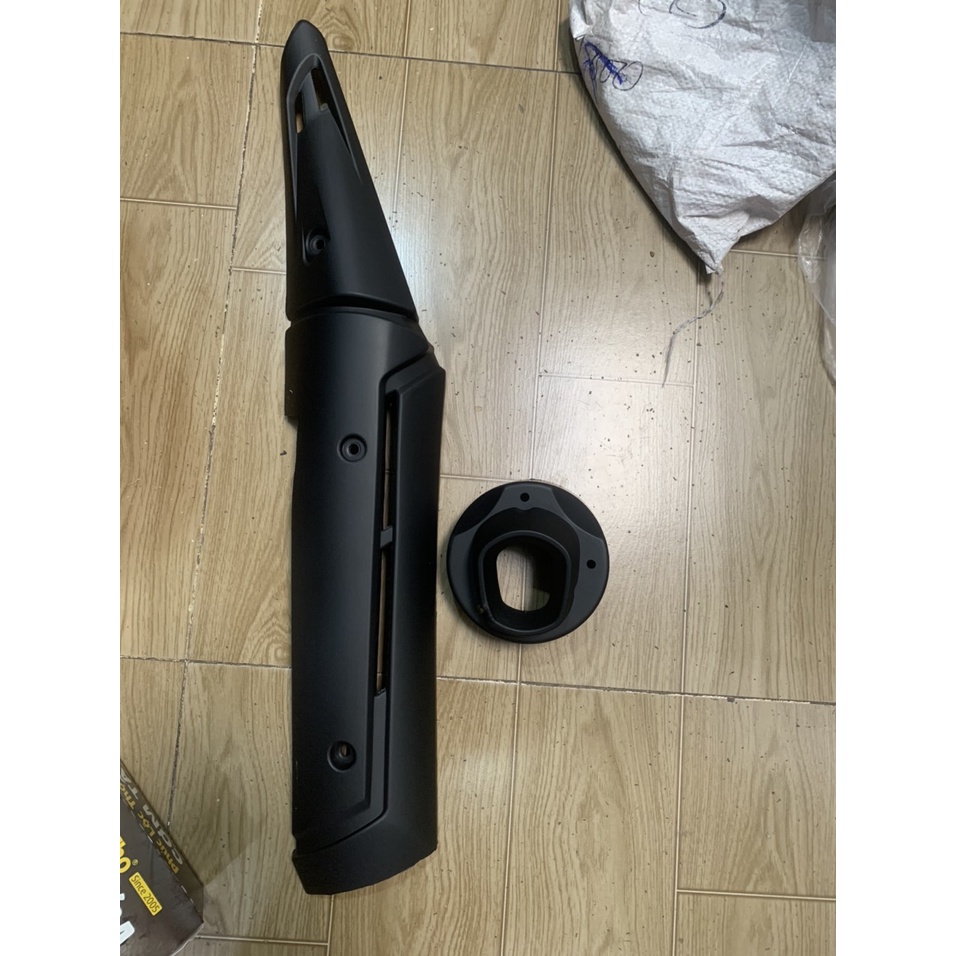 Ốp pô và chụp đích pô xe exciter 150 kiểu mới màu đen nhám không tem nhựa ABS