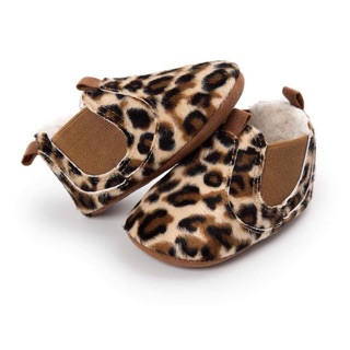 Giày tập đi da báo