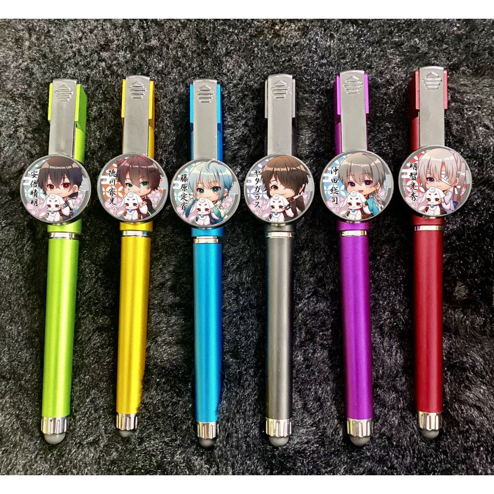 (chọn mẫu) Bút cảm ứng huy hiệu IN HÌNH Akane sasu Sekai de Kimi to Utau game chibi dễ thương tiện lợi có giá đỡ