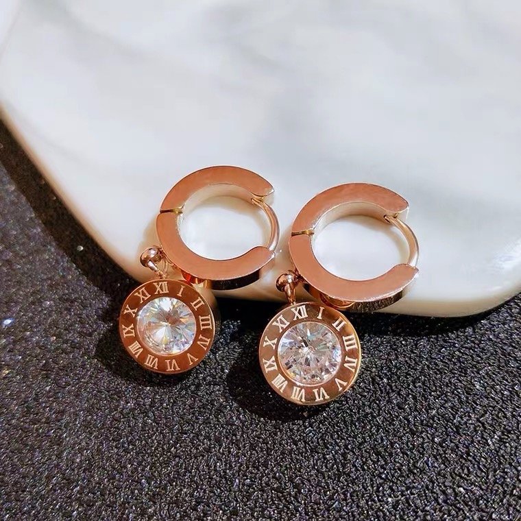 Khuyên tai thép titan mạ vàng hồng 18k họa tiết số La Mã đính kim cương giả phong cách Hàn Quốc thời trang