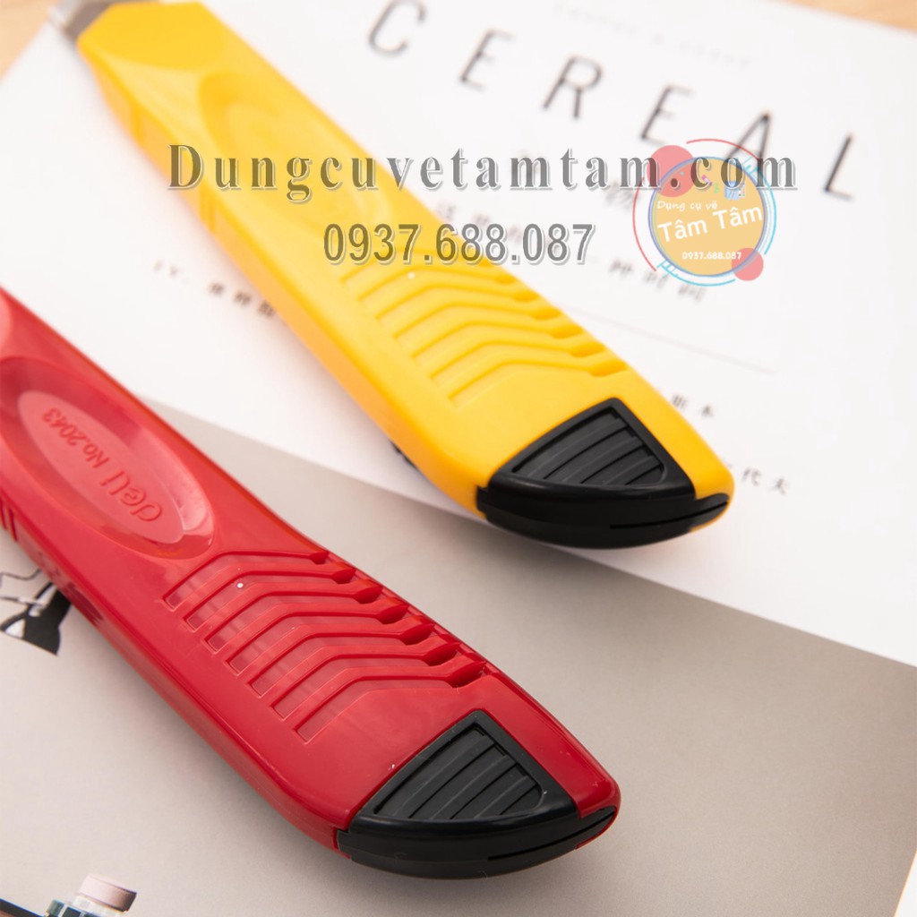 [ TÂM TÂM ]-Dao rọc giấy Deli, Vàng, đỏ - 1 cái E2043