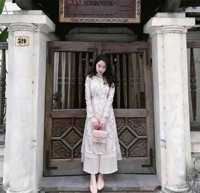 Áo dài cách tân ren trắng đính hoa
