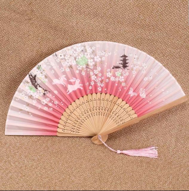 Quạt gấp vải lụa nan tre cổ trang nhiều mẫu cực đẹp có đính dây tuyến cầm tay hoặc trưng bày