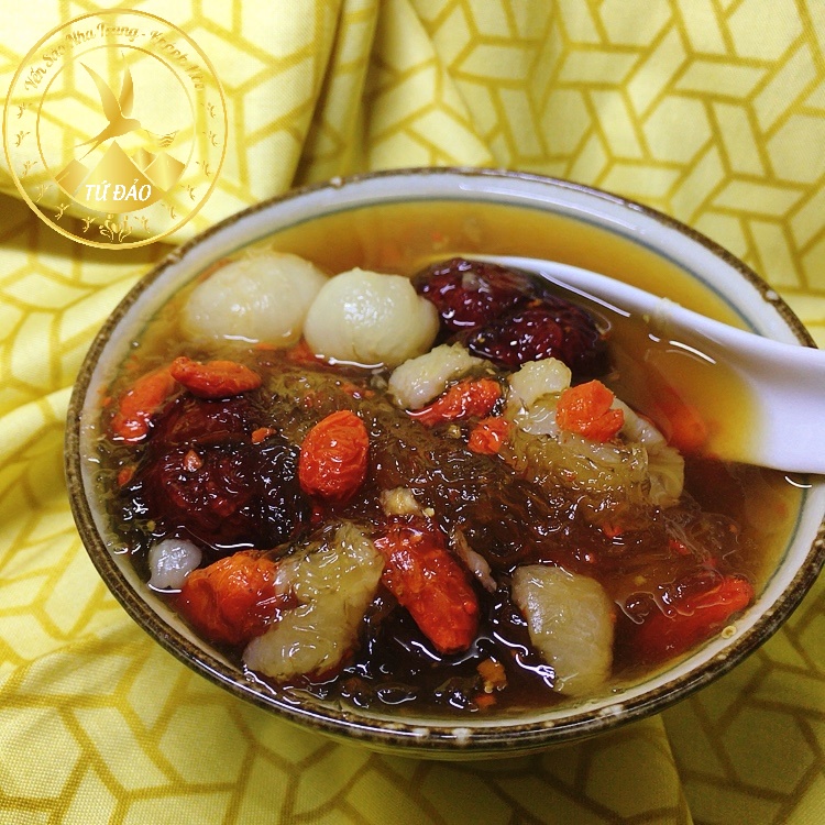 Thố sứ 450ml kèm gắp inox chống bỏng và nguyên liệu chưng yến 5 món caocấp Đường phèn Hạt chia Úc Táo đỏ Long nhãn Kỷ tử | BigBuy360 - bigbuy360.vn