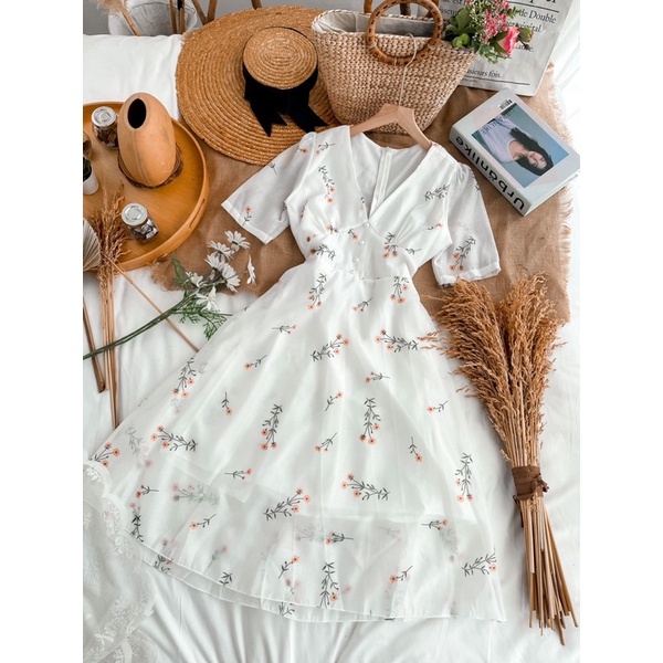 váy hoa cổ V nút ngoc