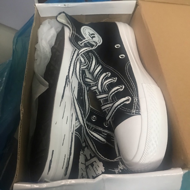 Giày cao cổ màu đen