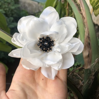 Hoa cài áo đính đá