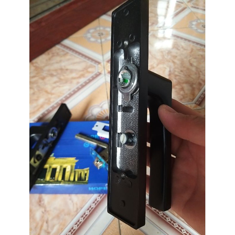 Khóa vệ sinh không chìa lắp cho nhôm hệ 55 vát cạnh