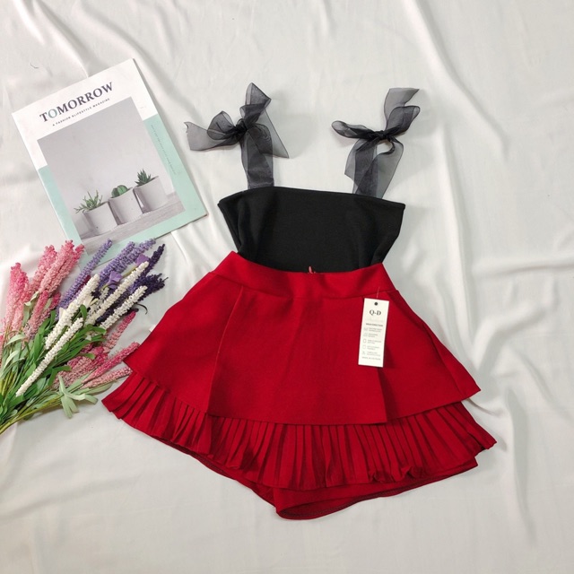 Sĩ set áo 2 dây ruy băng và chân váy xếp ly may kèm quần