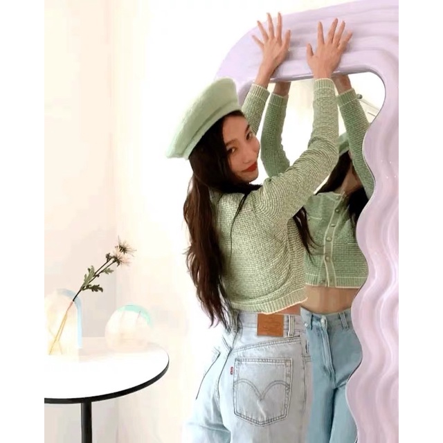 Áo cardigan, mũ beret xanh lá giống Joy RED VELVET