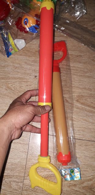 Một chiếc ống xịt nước bằng nhựa dài 36cm
