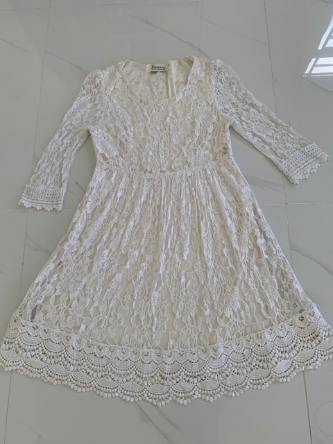 Đầm ren trắng tay lỡ